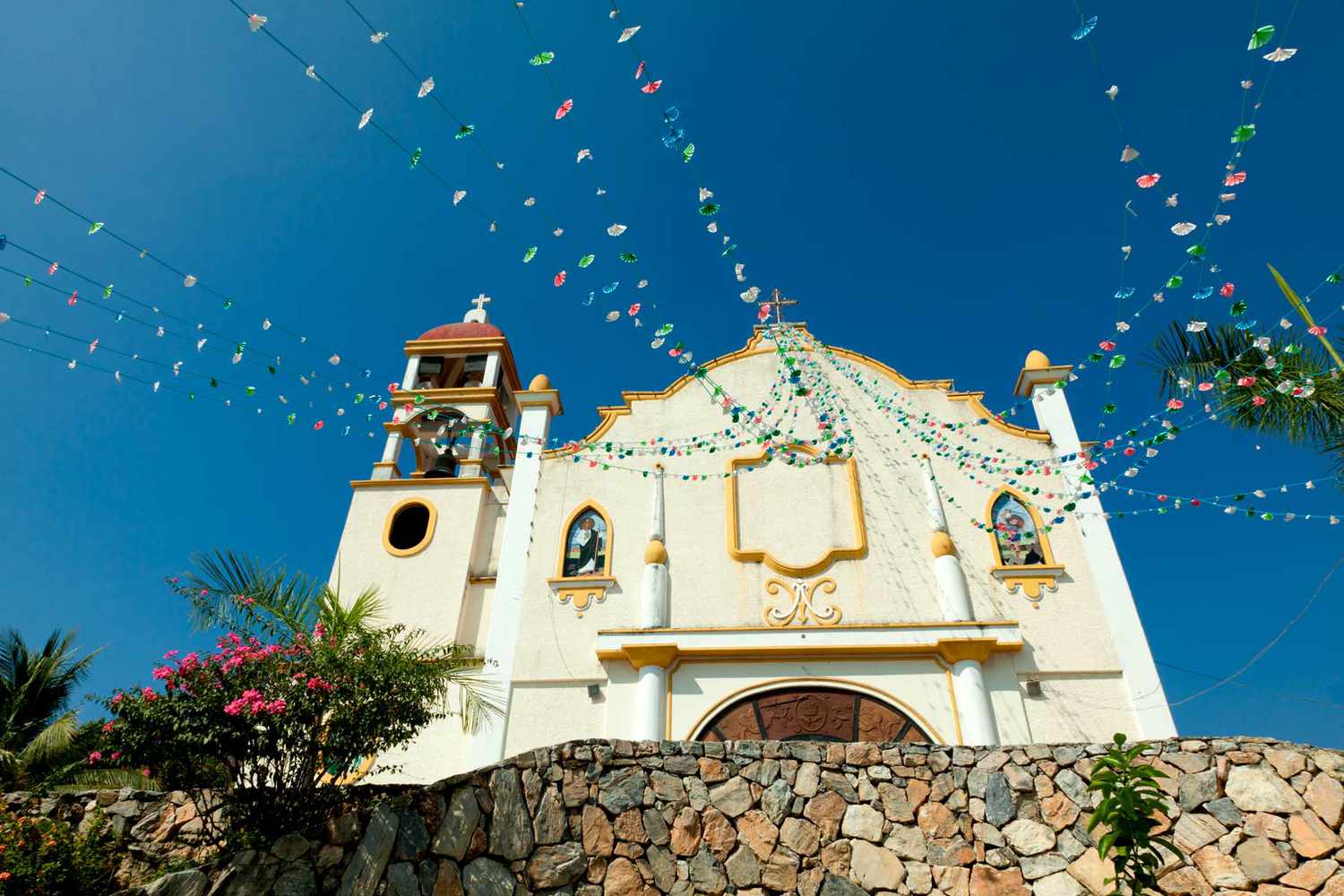 Vue en angle large des décorations menant à la croix au sommet de l'église Parroquia de Nuestra Senora de Guadalupe. Photo horizontale.
