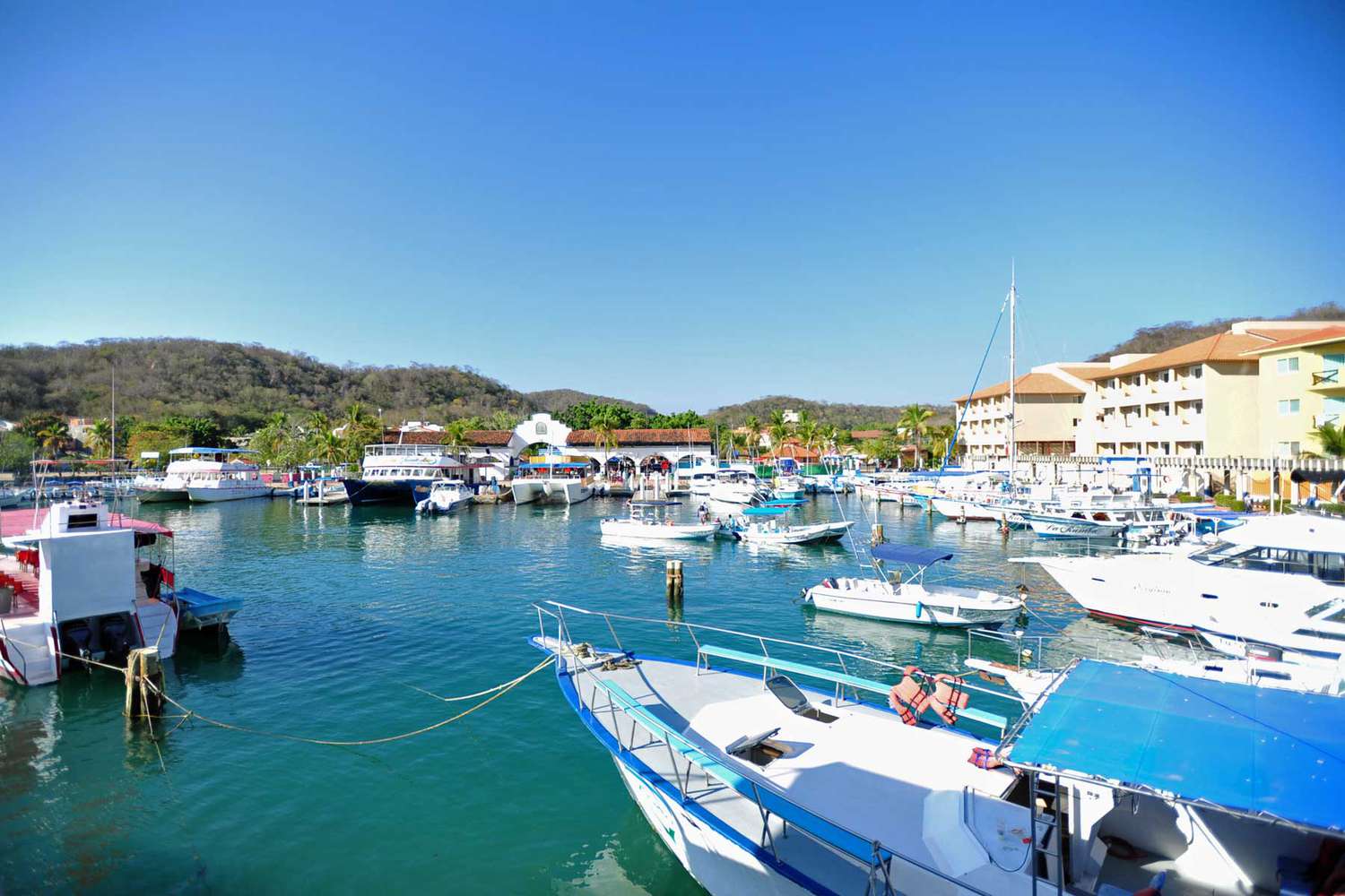Bateaux de tourisme, yachts et bateaux de pêche amarrés à la marina de Huatulco, Mexique.