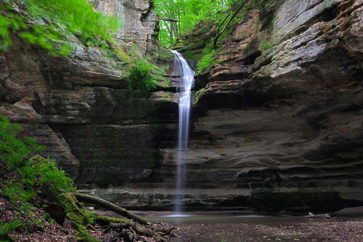 Une exposition prolongée d'une cascade au parc d'État de Starved Rock en Illinois