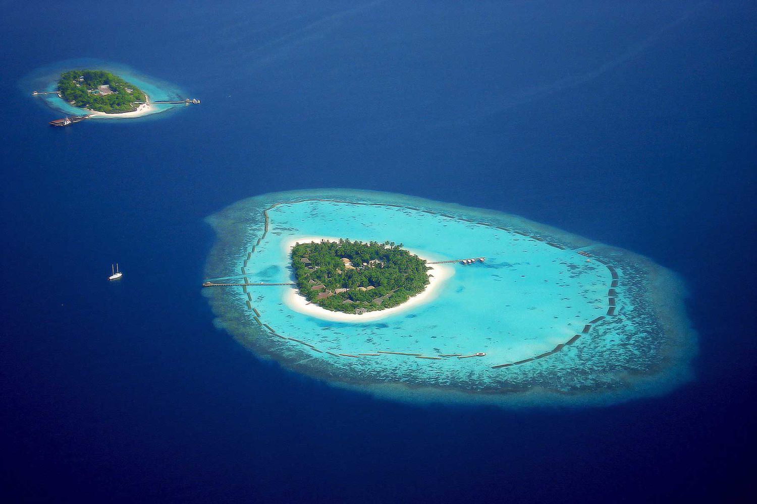 Vue aérienne de deux îles aux Maldives