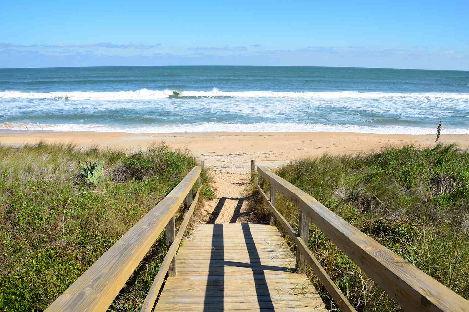 Passerelle en bois menant à la plage et à la mer à St. Augustine, Floride
