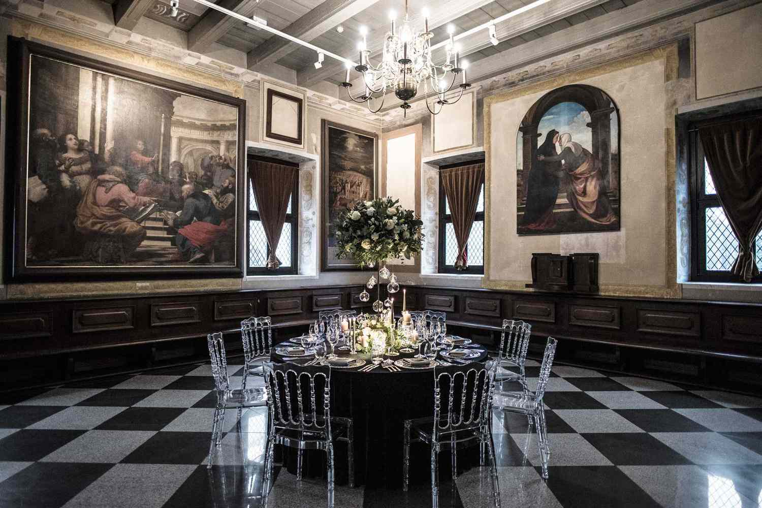 Un hall avec un sol en damier au Monte Pacis hotel et restaurant à Kaunas, Lituanie