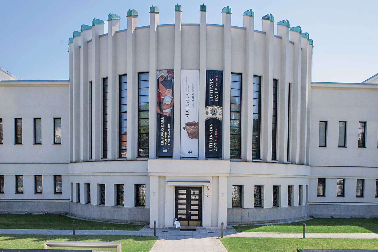 La façade blanche Art Déco du Musée National M. K. Čiurlionis d'Art à Kaunas, Lituanie