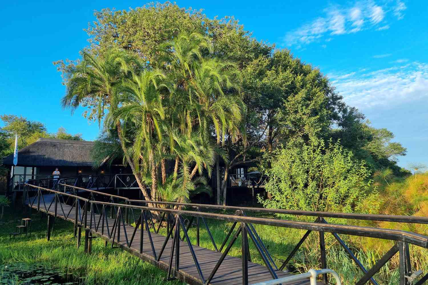 Passerelle au Kaza Lodge