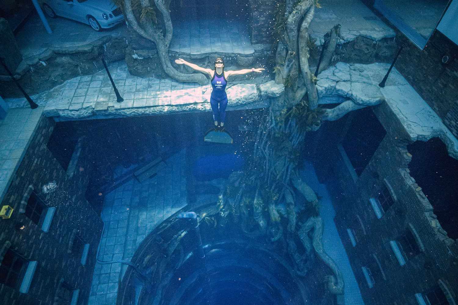 Un plongeur libre à Deep Dive Dubai