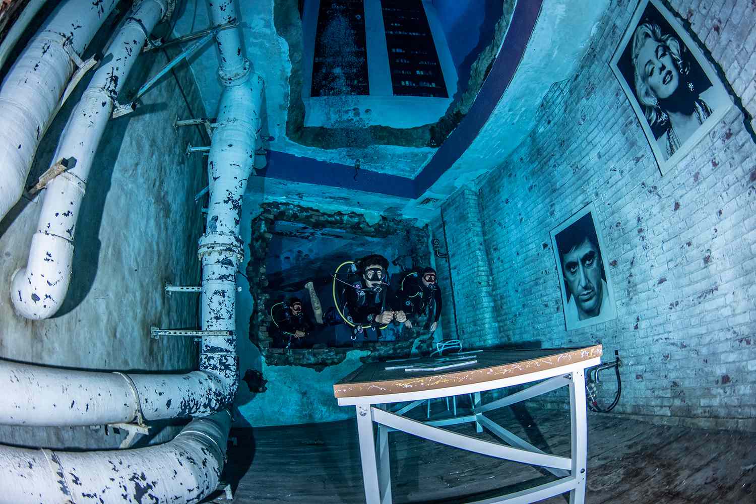 Des plongeurs à 30m dans la ville engloutie à Deep Dive Dubai