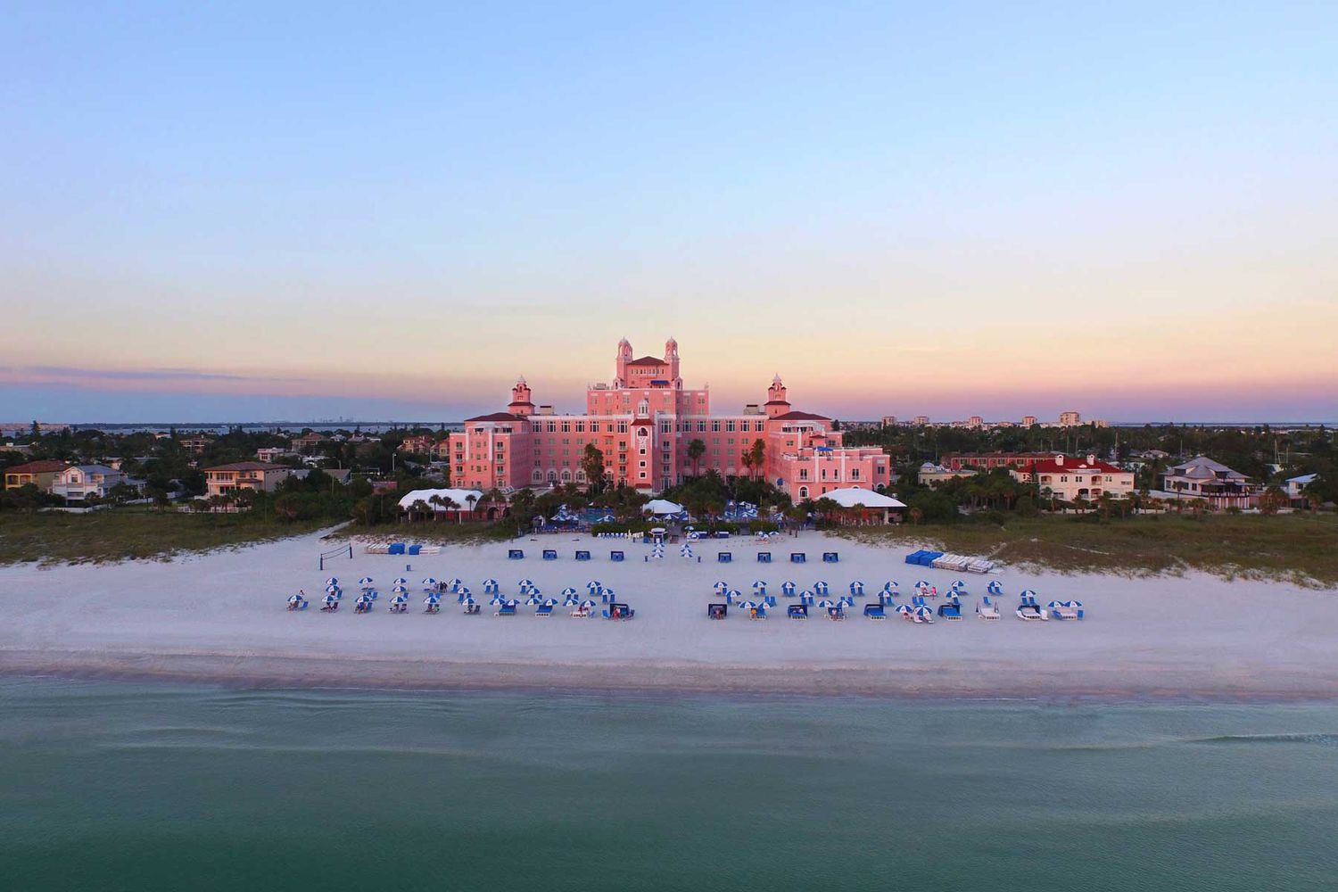 Vue de coucher de soleil sur l'hôtel Don CeSar montrant la plage