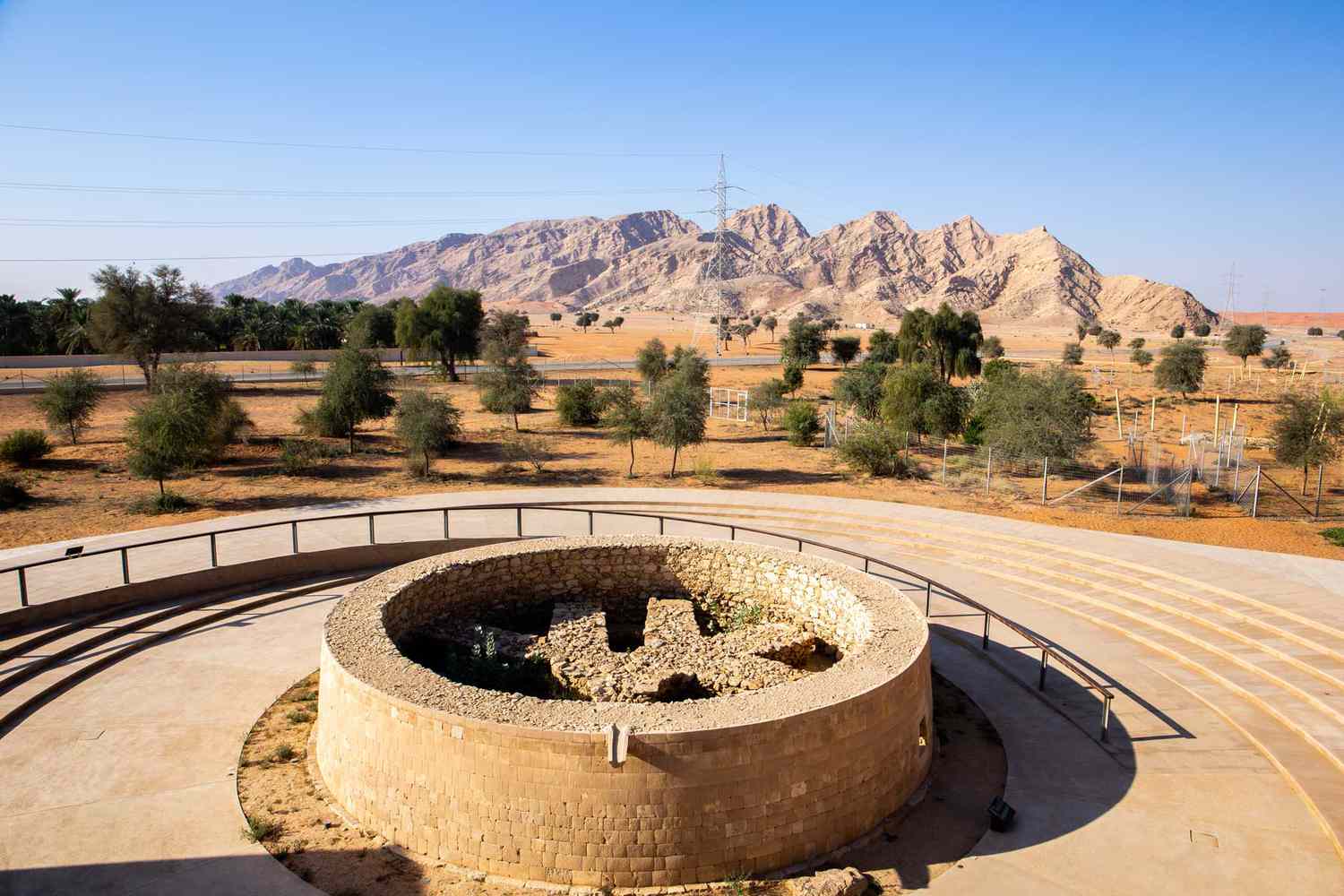 Tombe de l'âge du bronze Umm An Nar au Centre archéologique de Mleiha, avec les montagnes d'Al Faya en arrière-plan, Sharjah, Émirats Arabes Unis.