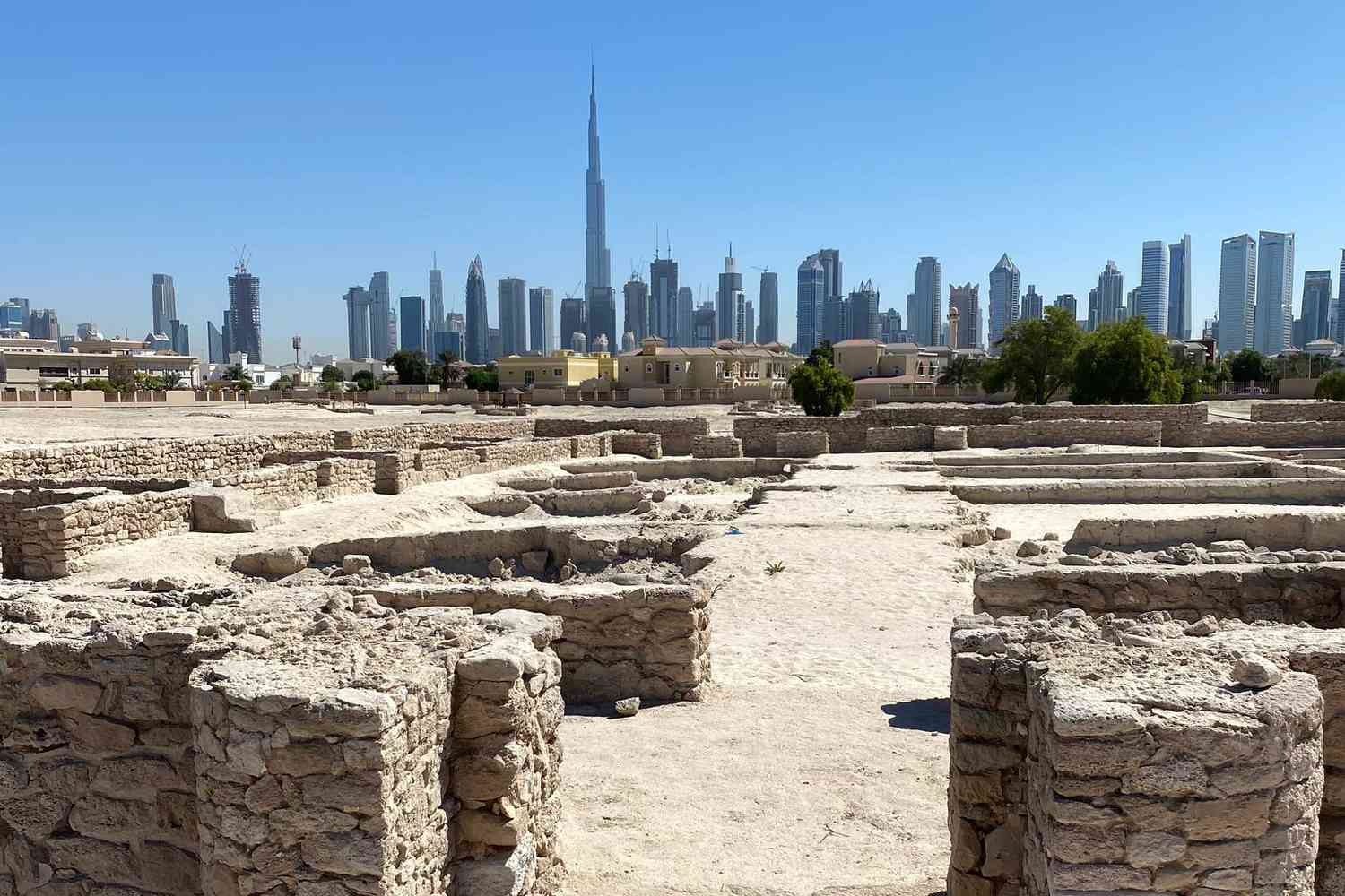 Les restes d'une ville du neuvième siècle sur le site archéologique de Jumeirah, avec la silhouette de Dubaï en arrière-plan.