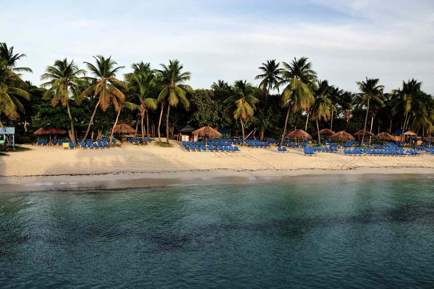 La plage de sable blanc de Palomino se vide le soir tandis que les vacanciers retournent sur l'île principale de Porto Rico