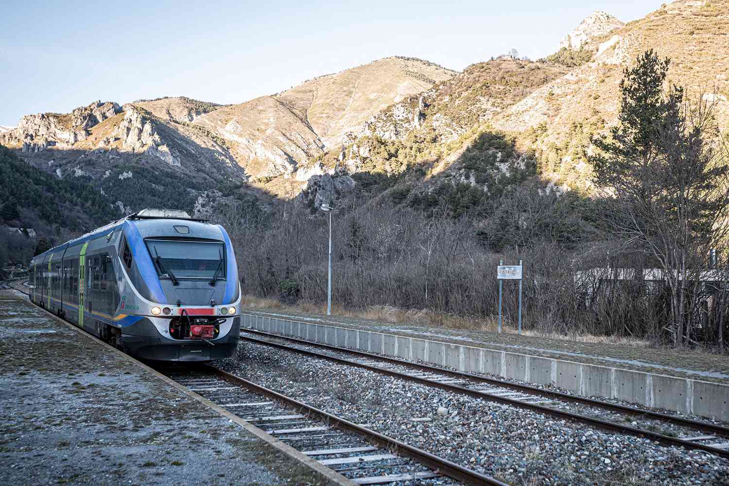 Un train de ski Trenitalia dans les montagnes.