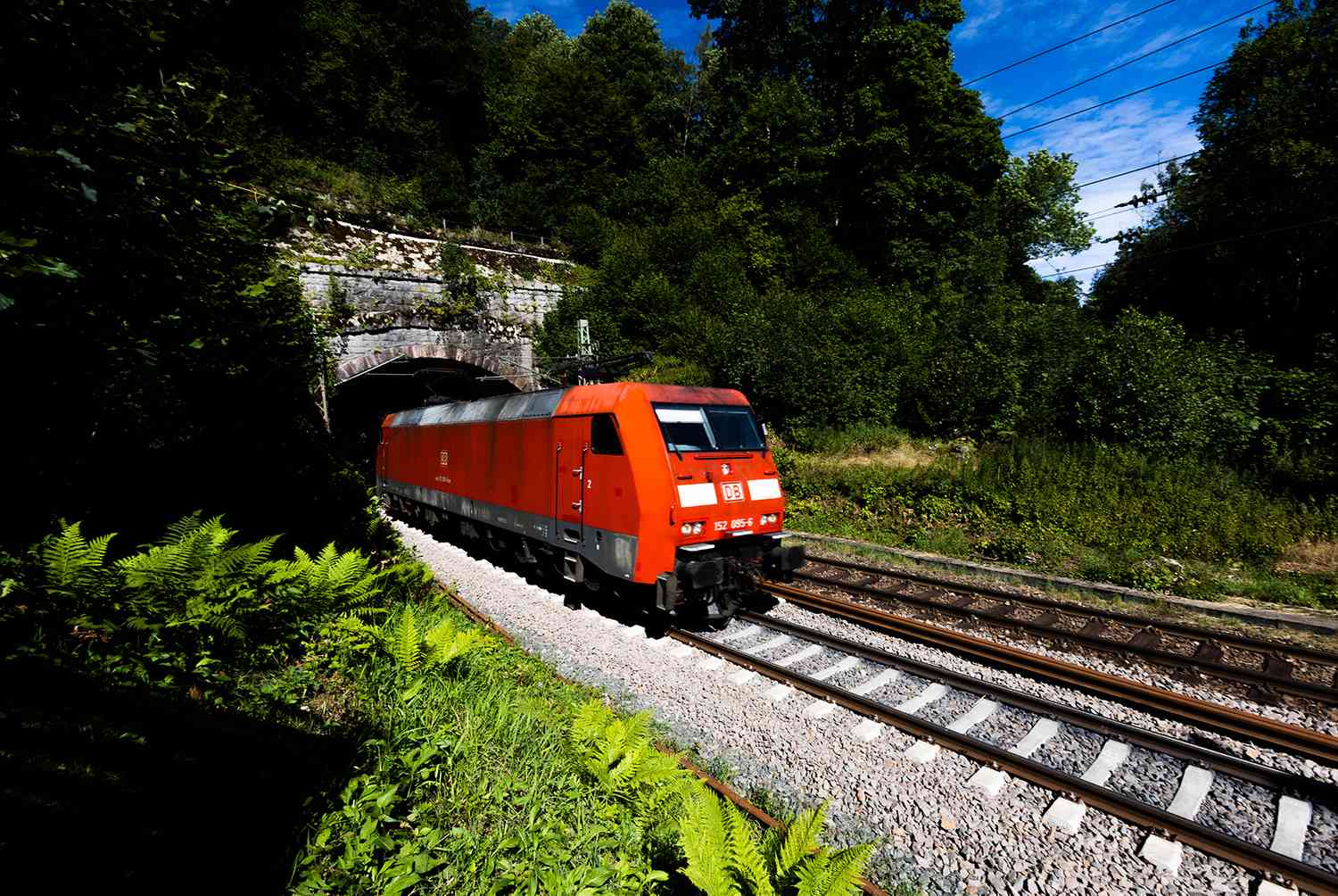 Un train allemand sort d'un tunnel