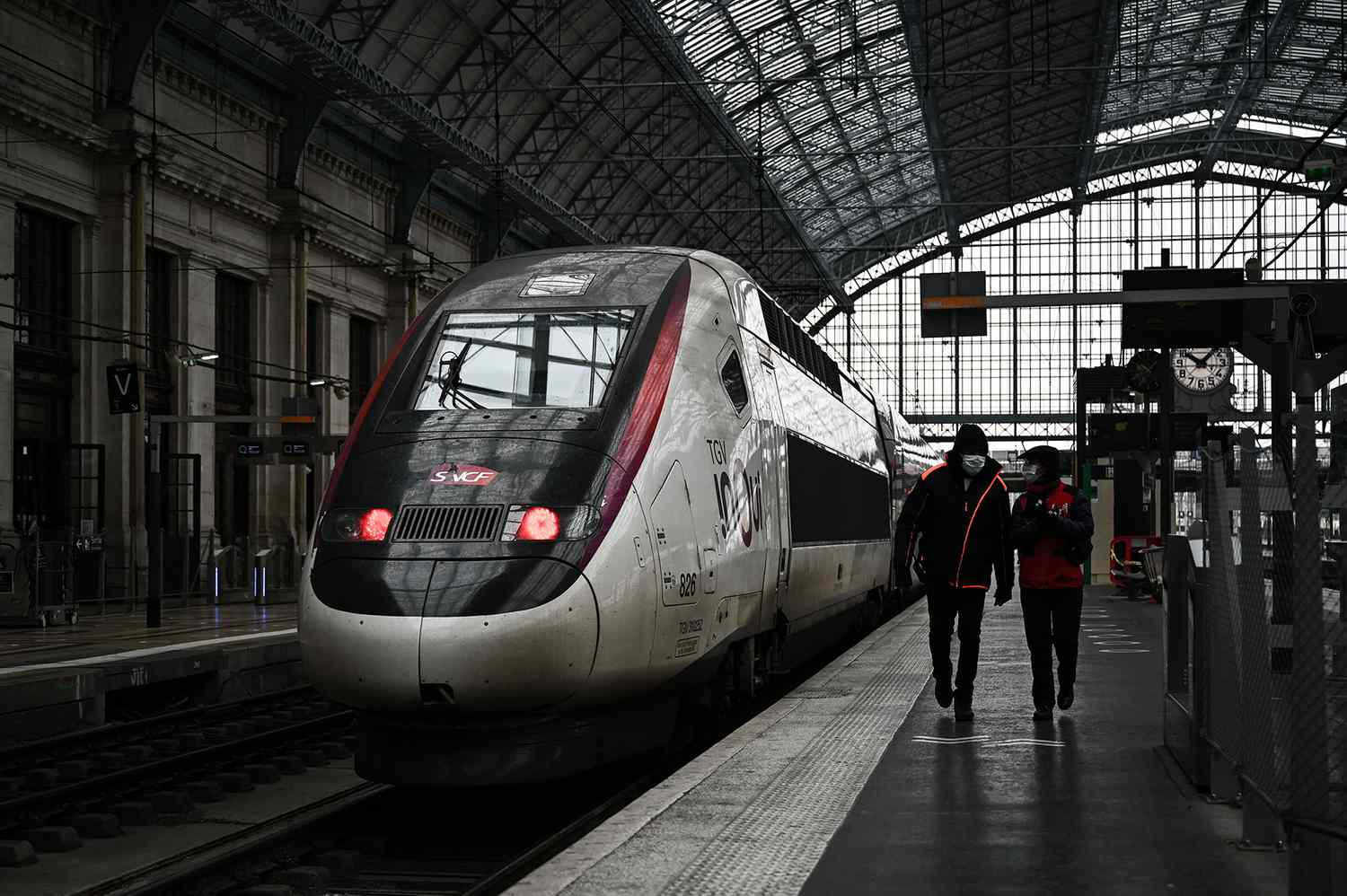 Un train SNCF à la gare en France.