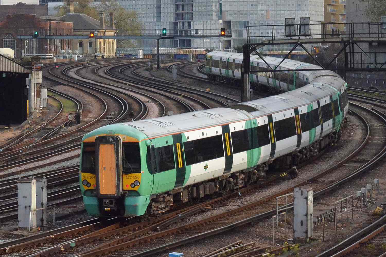 Un train britannique sur ses voies