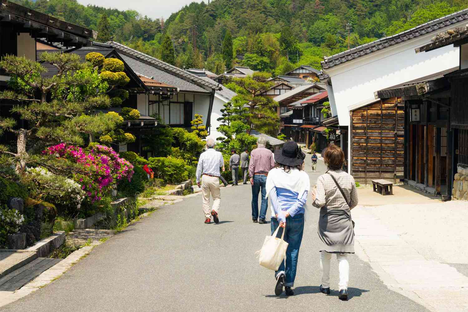 Des gens marchant dans le village japonais de Tsumago