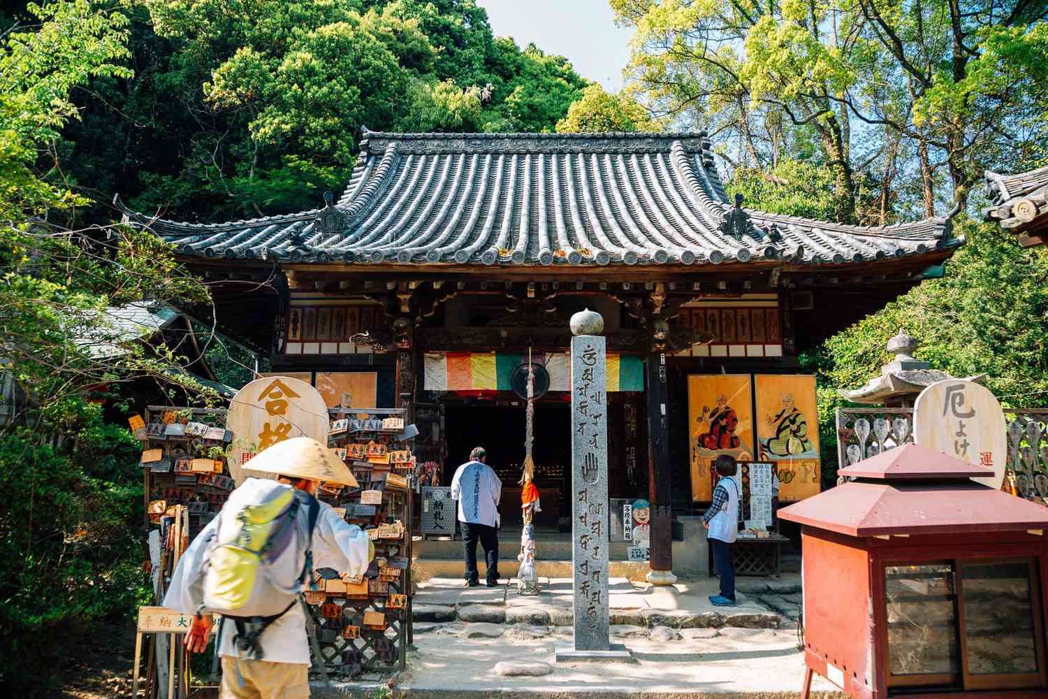 Visiteurs au temple Ishite-ji à Shikoku, l'un des 88 sites de pèlerinage