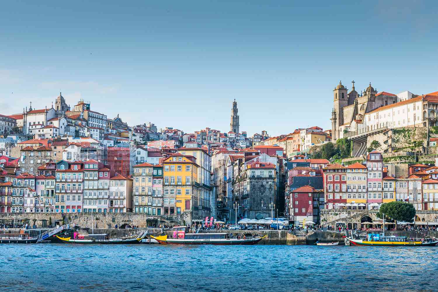 Bateau de vin de Porto sur la rivière Douro avec la ville de Porto.
