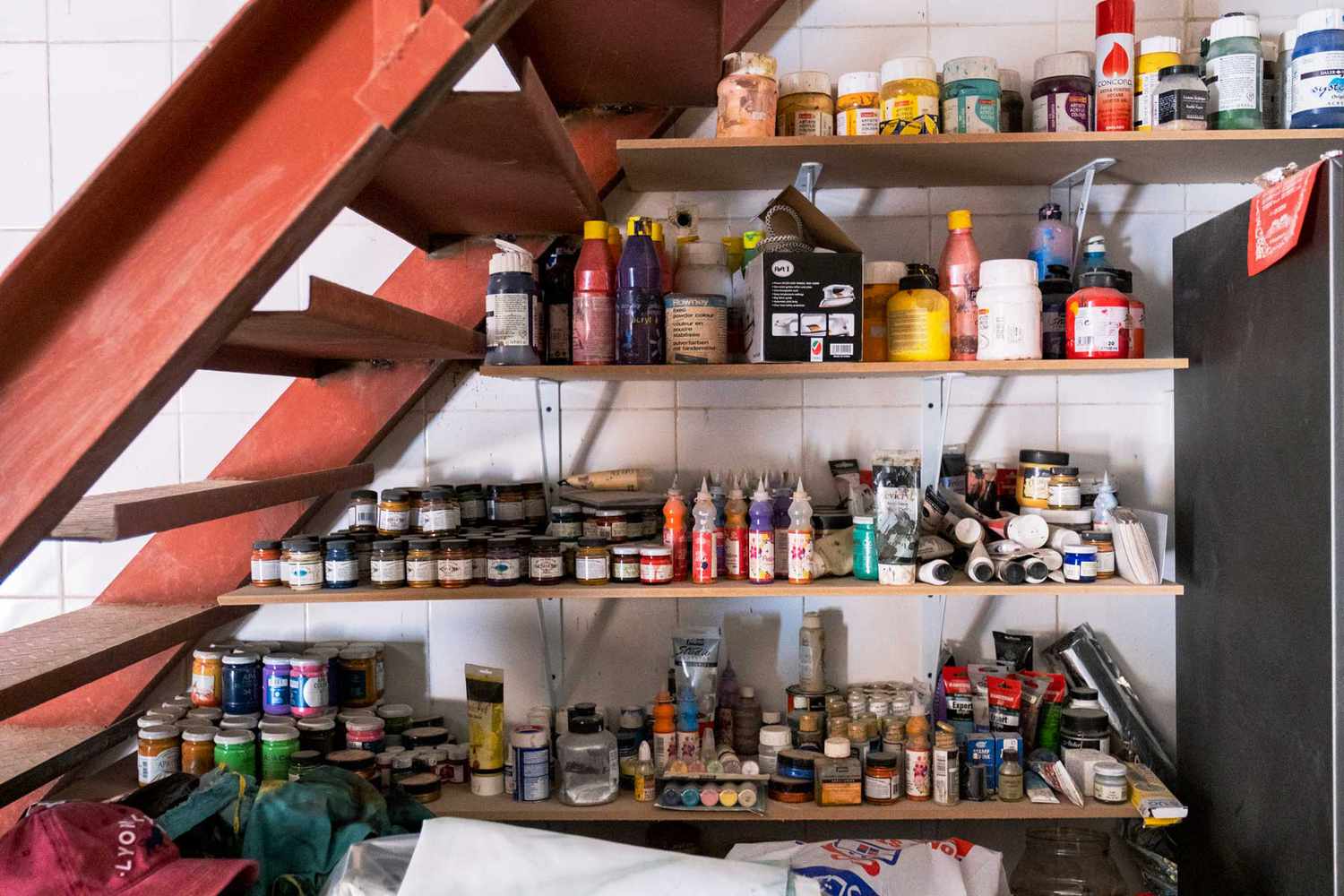 Fournitures d'art sur des étagères