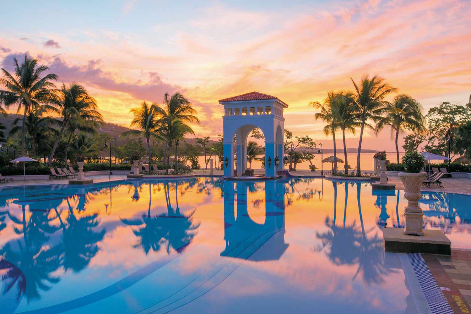 Zone de piscine au coucher du soleil