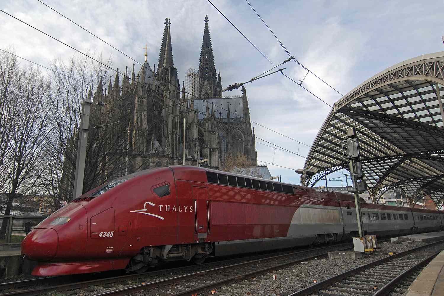 Un train Thalys à grande vitesse quittant la gare centrale de Cologne, en Allemagne, en passant devant la cathédrale, le monument le plus célèbre de Cologne.