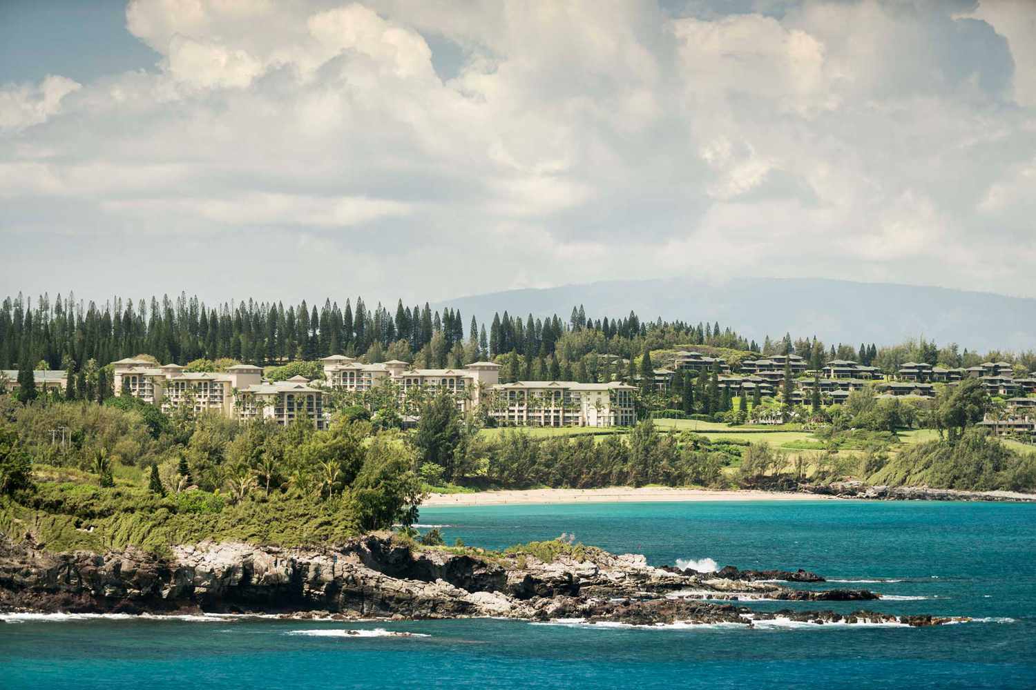 L'extérieur du Ritz-Carlton, Kapalua, près des falaises au bord de l'océan