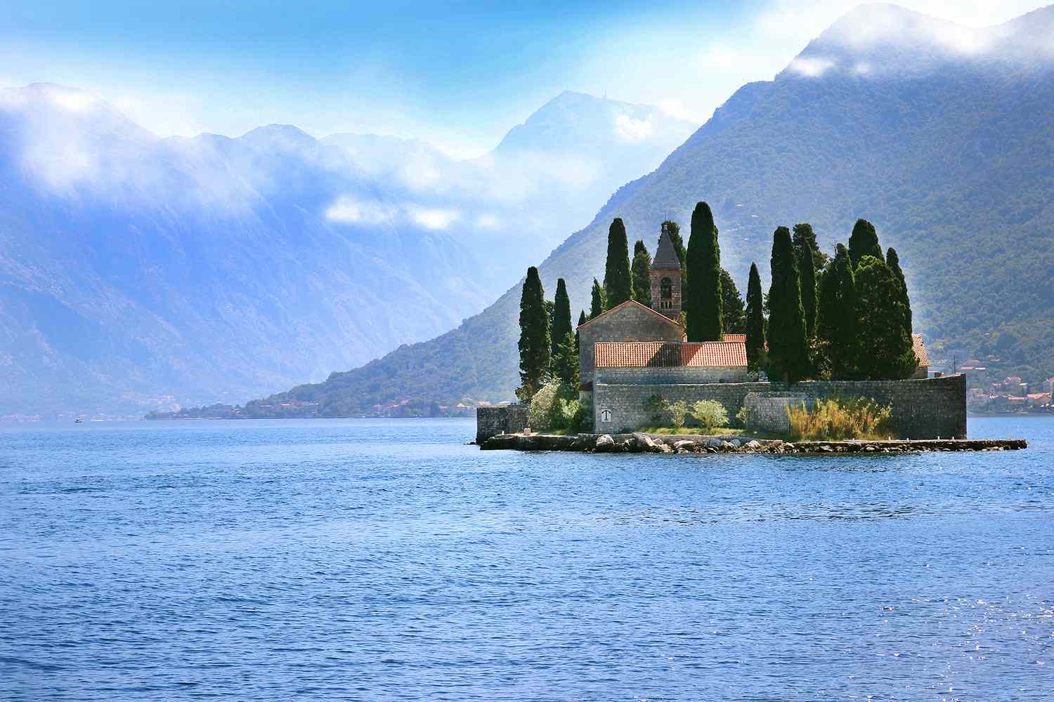 Notre-Dame des Rochers se trouve dans la baie de Kotor au Monténégro