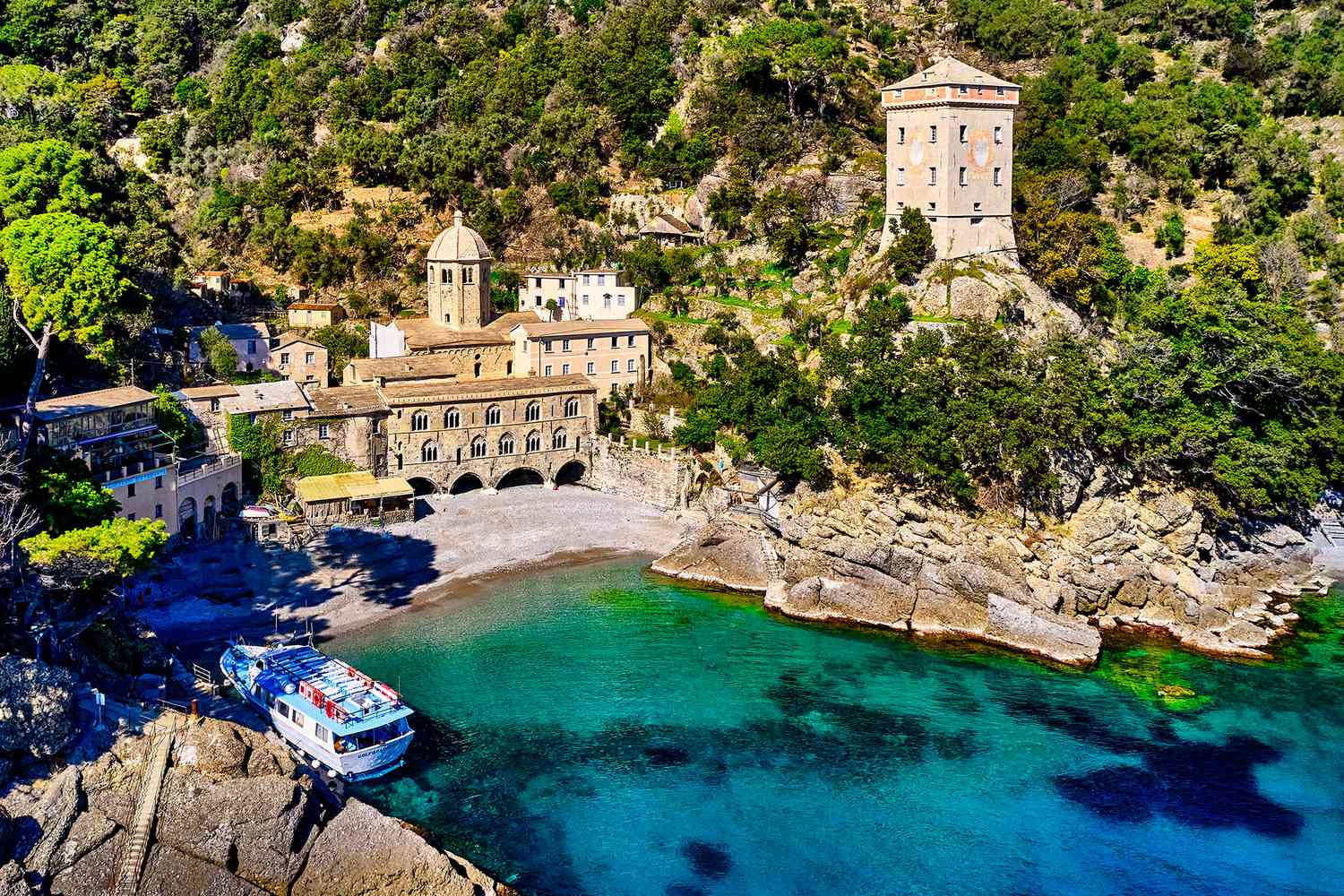 Vue aérienne de l'abbaye de San Fruttuoso sur le promontoire de Portofino, Italie