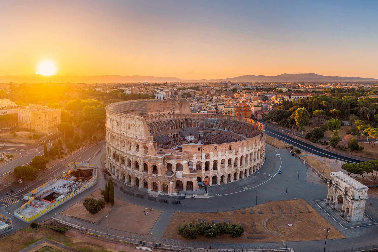 Vue aérienne du Colisée et des bâtiments environnants, Rome.