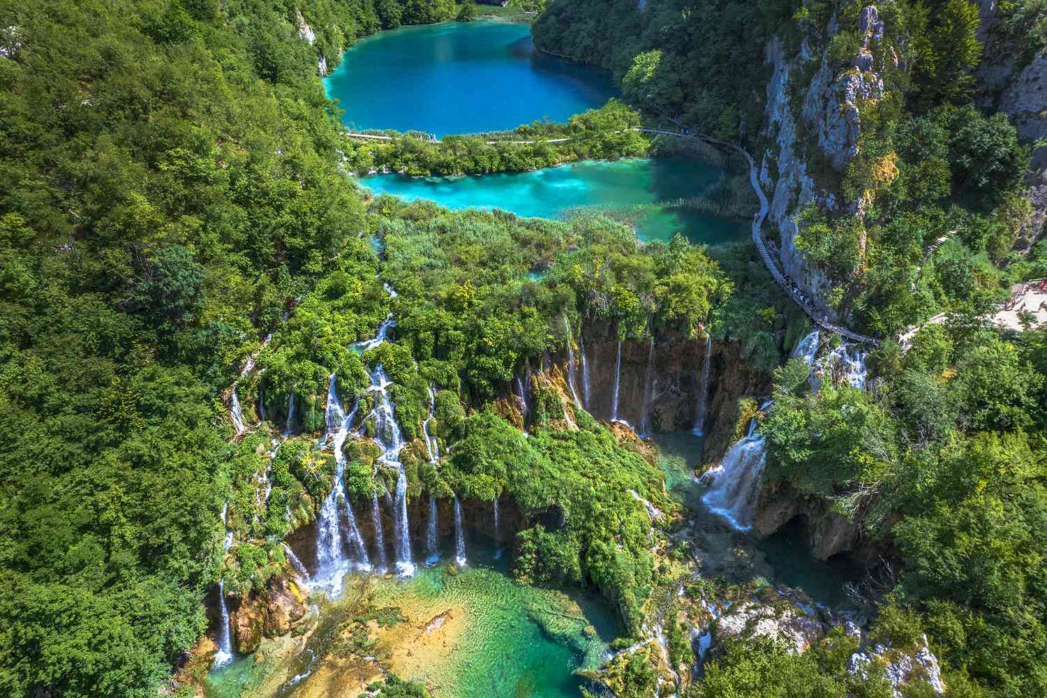 Vue aérienne des lacs en terrasses du parc national de Plitvice, site classé au patrimoine mondial de l'UNESCO, dans la région karstique montagneuse du centre de la Croatie.