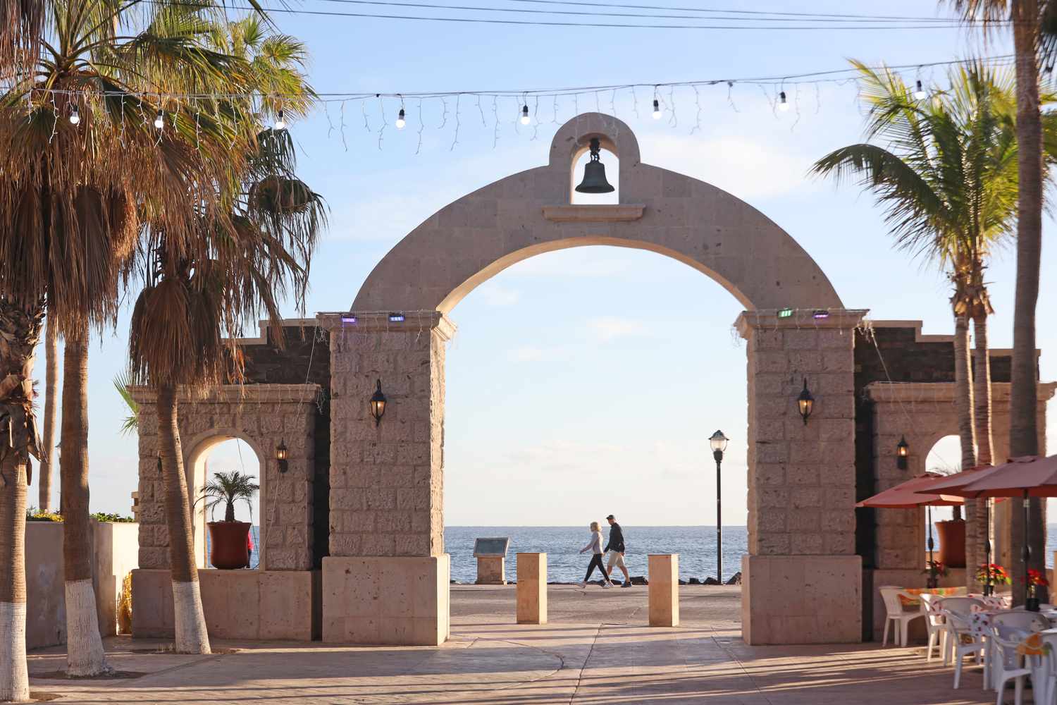 Un couple se promenant sur le malecon dans le centre de Loreto, Mexique.