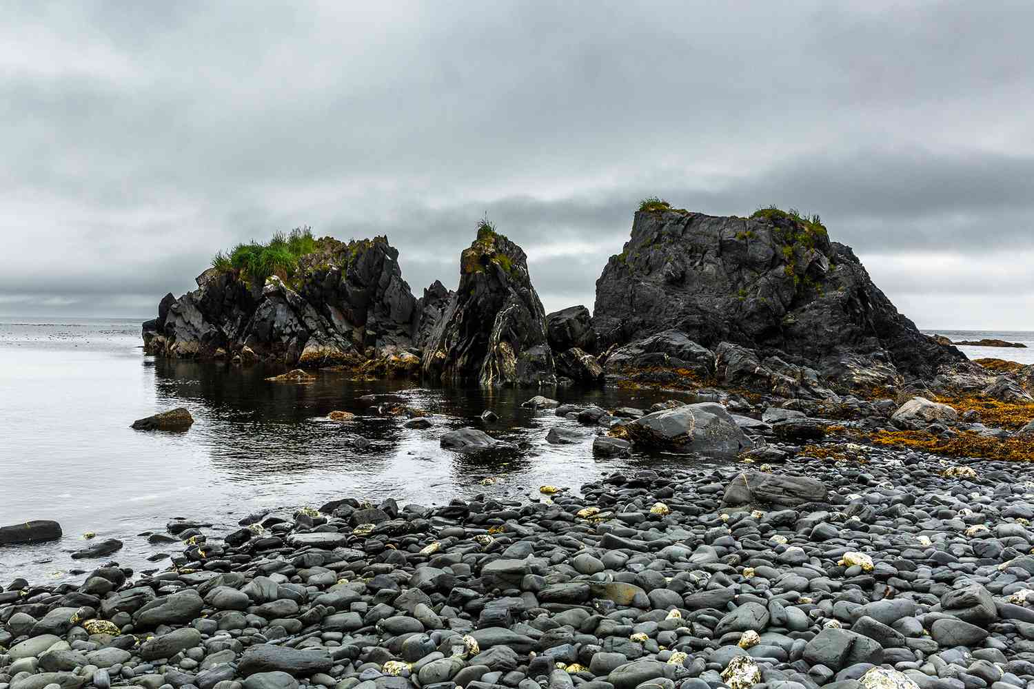 Une plage rocheuse dans les îles Aléoutiennes de l'Alaska