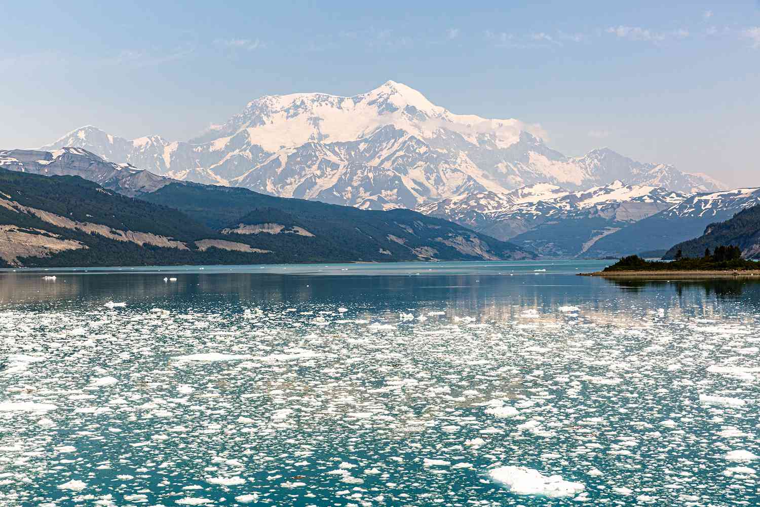 Une baie recouverte de glace dans les îles Aléoutiennes de l'Alaska