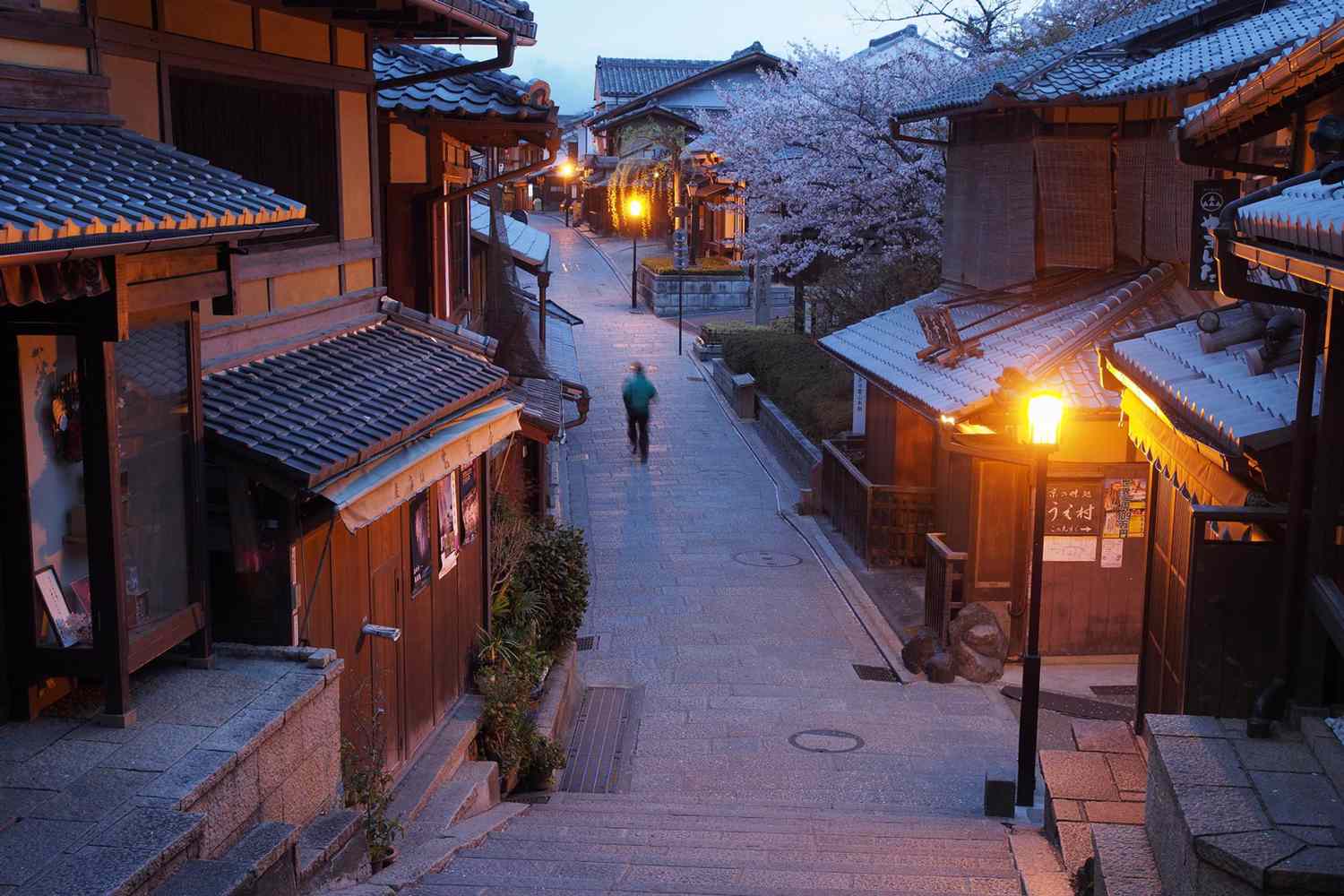Une silhouette floue marchant dans les rues de Kyoto en soirée pendant l'hiver
