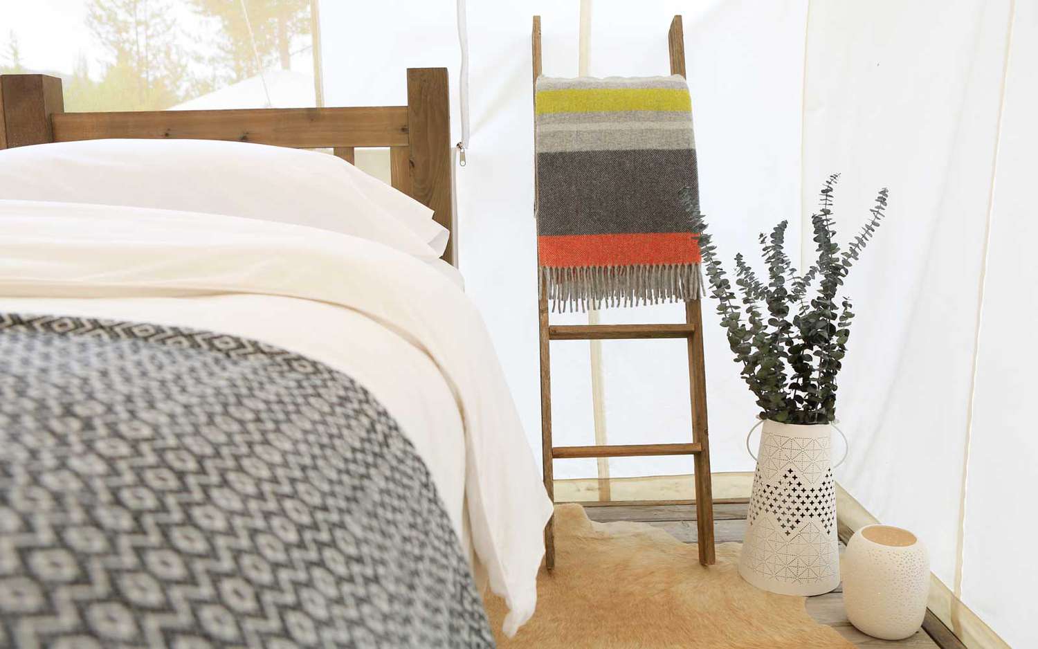 Intérieur d'une tente de glamping Under Canvas, près de Mont Rushmore