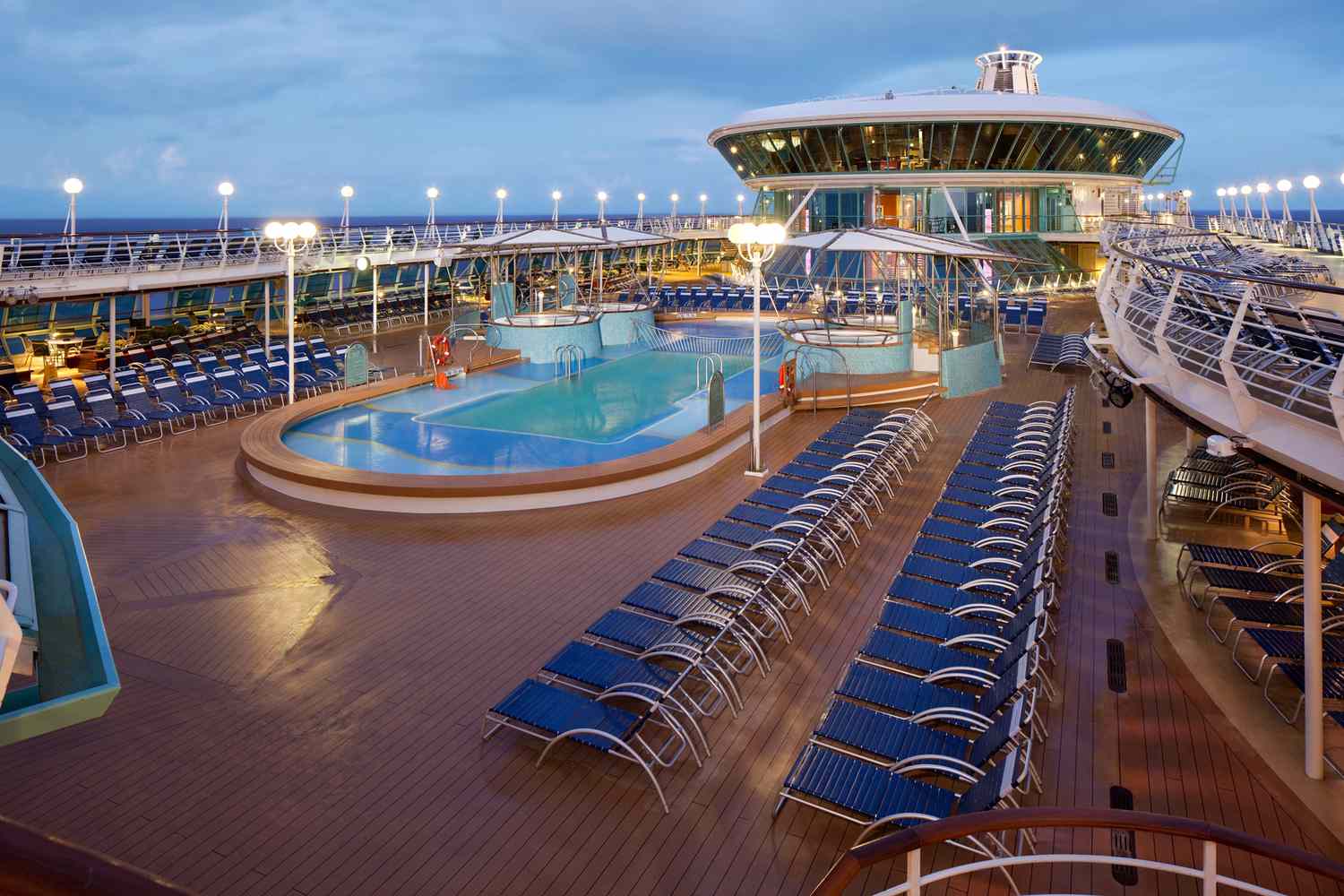 Piscine sur le pont supérieur d'un navire de croisière