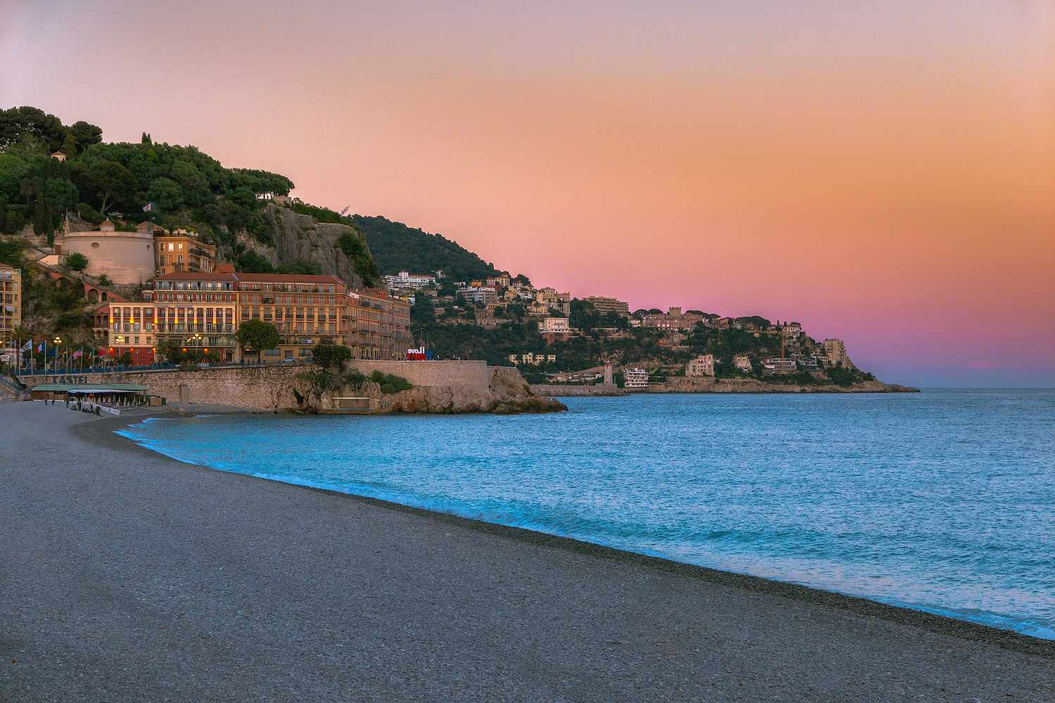 Cap de Nice et plage de galets avec un ciel magnifique au crépuscule à Nice, France.