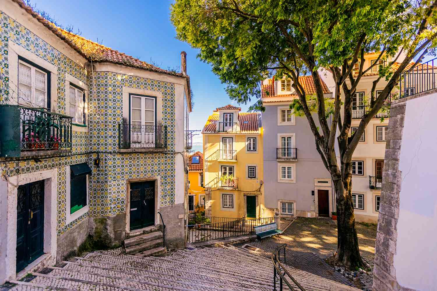 Quartier d'Alfama par une journée ensoleillée, Lisbonne, Portugal