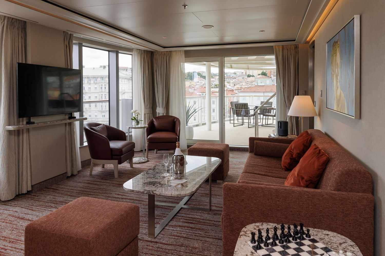 Le salon d'une suite à bord du Silver Nova, le navire de croisière Silversea