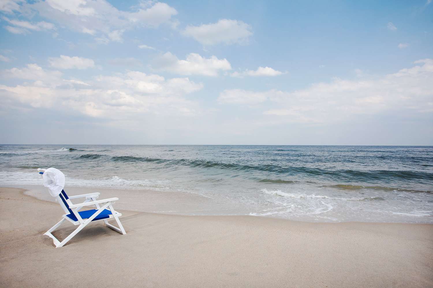 Chaise de plage pliante et chapeau en toile au bord de l'océan Atlantique à Spring Lake, New Jersey, États-Unis