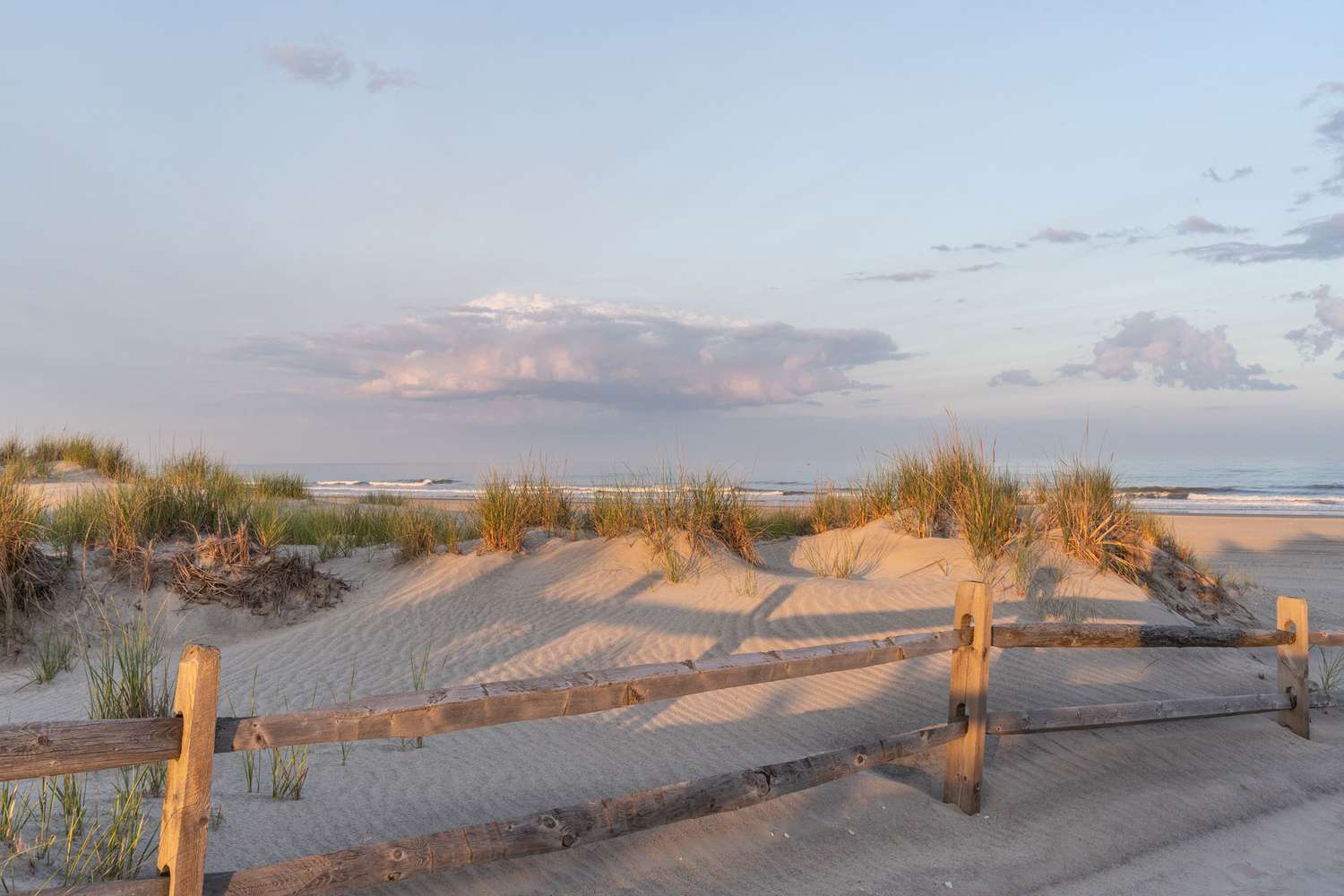 Une promenade tranquille sur la plage à Avalon, New Jersey.