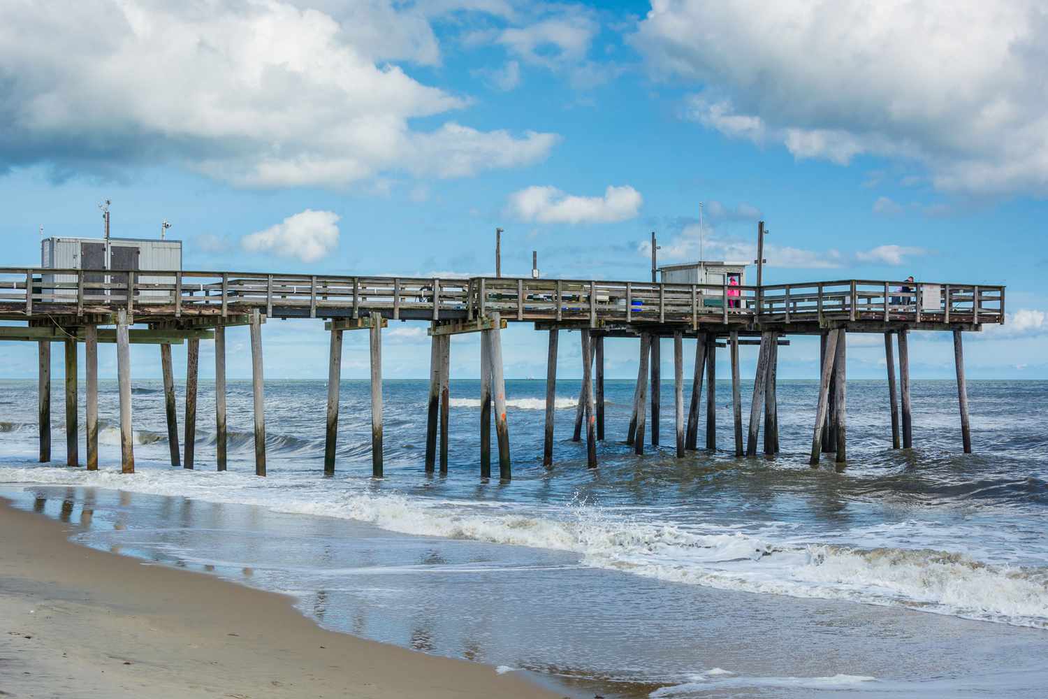 Un quai de pêche dans l'océan Atlantique, à Margate City, New Jersey