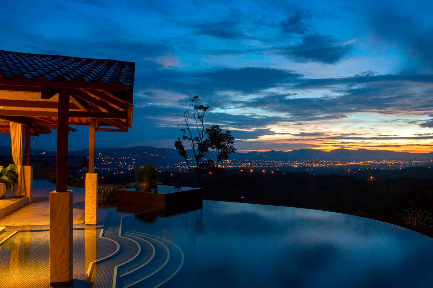 La piscine la nuit à Hacienda AltaGracia, Auberge Resorts Collection