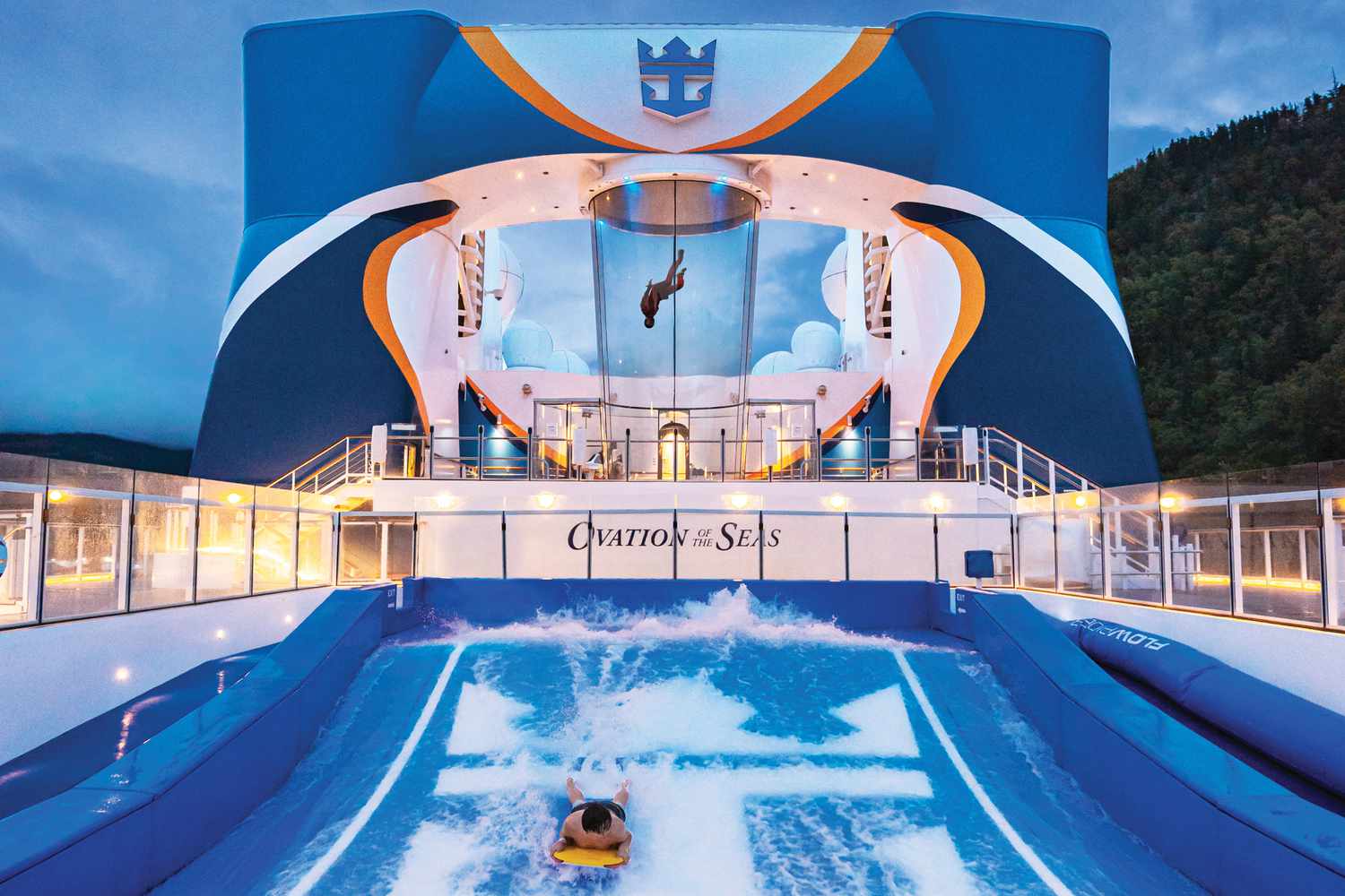 Ovation of the Seas, FlowRider avec un homme allongé à bord au premier plan