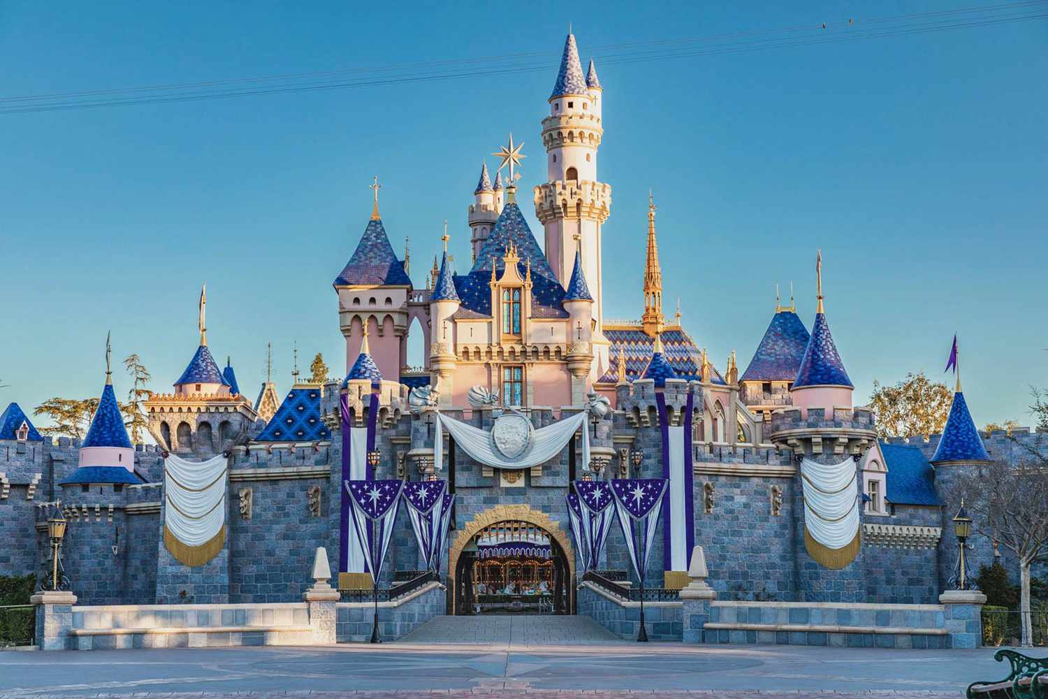 Façade extérieure du château de Disneyland décorée pour la célébration Disney100