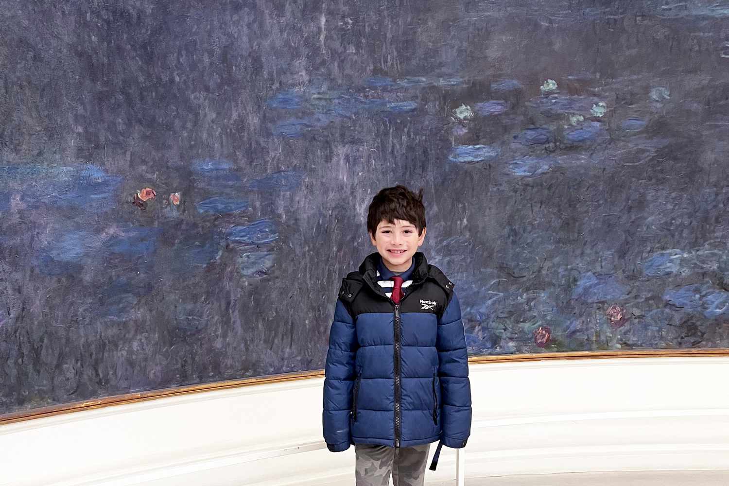 Bobby devant une grande toile au Louvre à Paris
