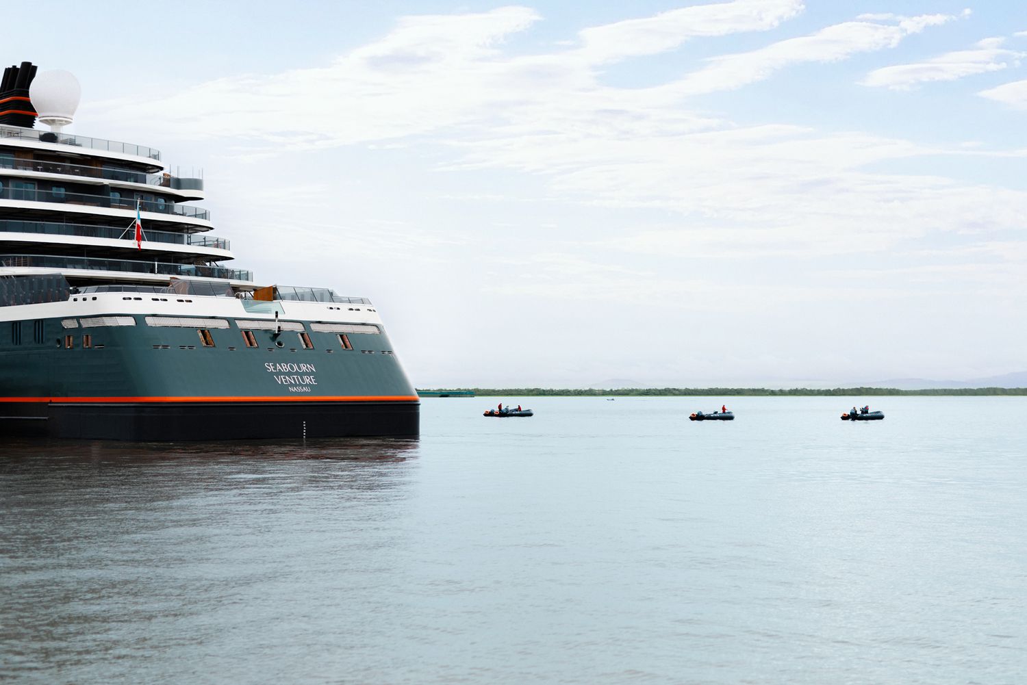 Le navire de croisière Seabourn Venture sur l'eau au Brésil