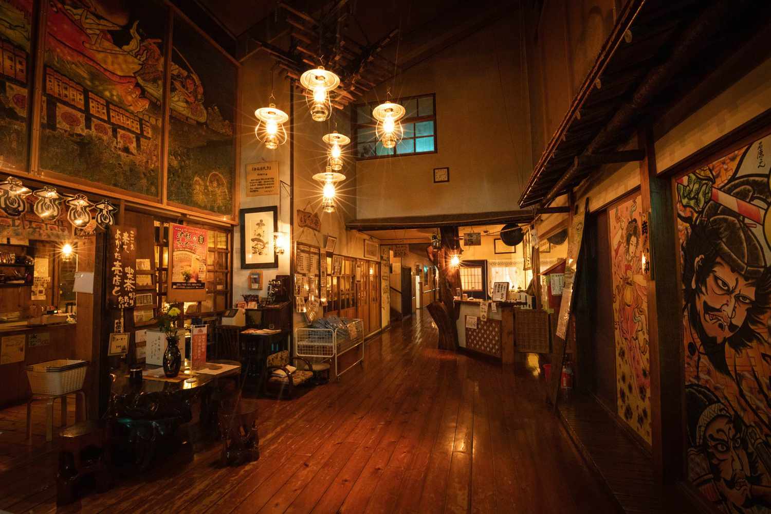 Intérieur faiblement éclairé (hall) d'un ryokan au Japon