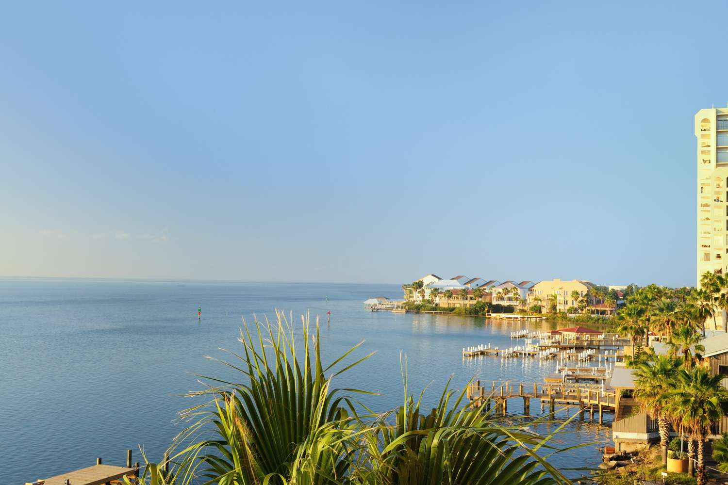 Vue de Laguna Madre depuis South Padre Island, Texas. Les condos de plage et un immeuble se dressent au-dessus de la marina.