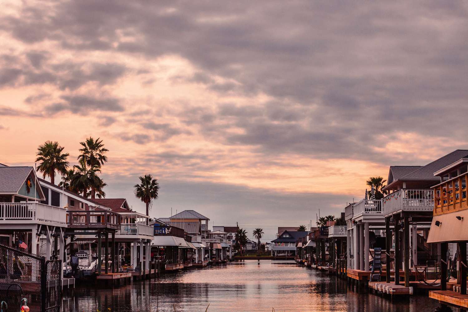 Maisons au bord de l'eau à Jamaica Beach au coucher de soleil. Galveston, Texas, États-Unis