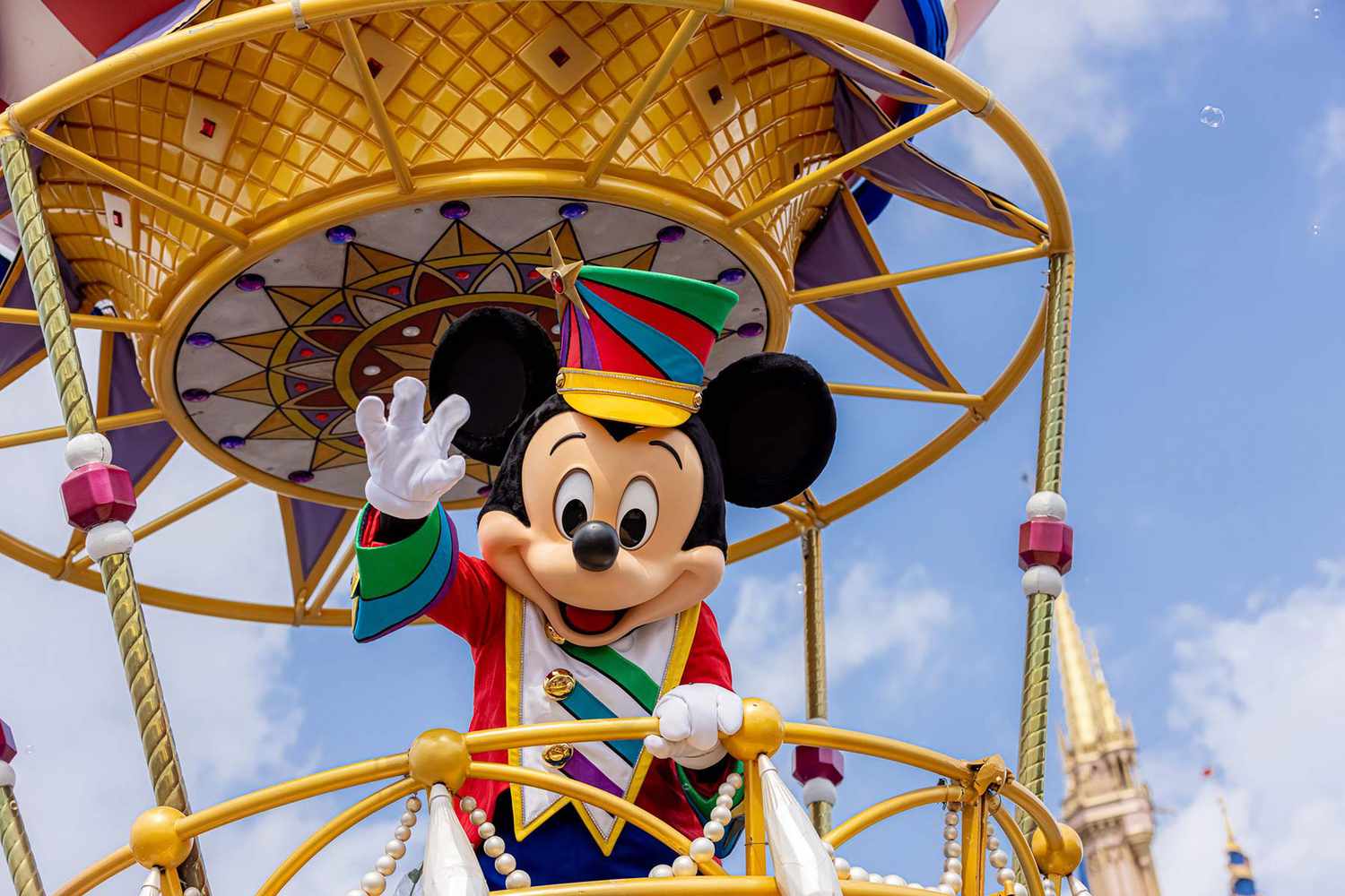 Mickey Mouse sur un char de parade à Disney World